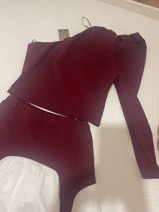 Conjunto falda- top asimétrico burdeos y blanco.