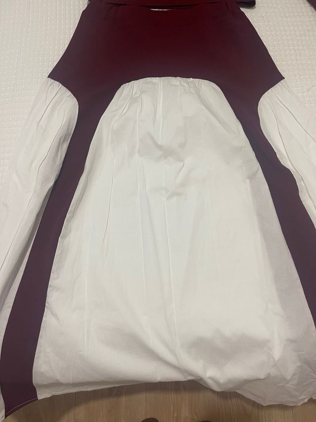 Conjunto falda- top asimétrico burdeos y blanco.