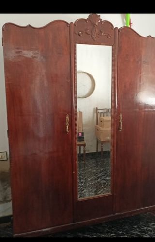 Armario antiguo de madera