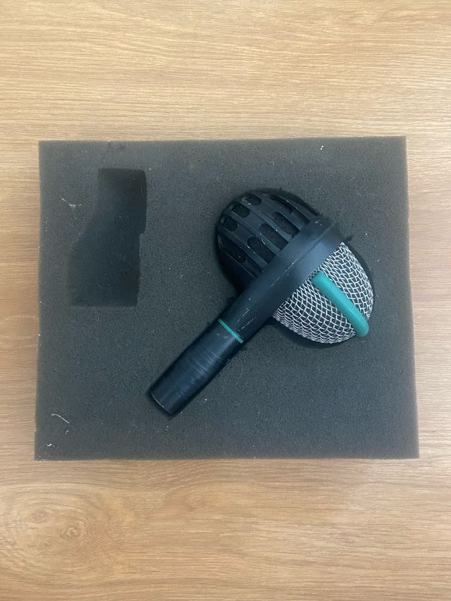 AKG D112 - Micrófono