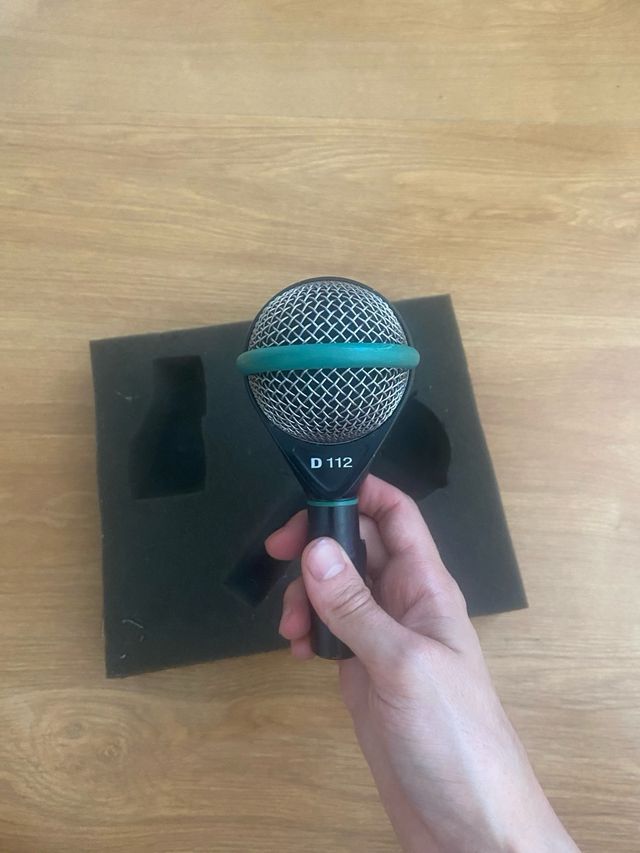 AKG D112 - Micrófono