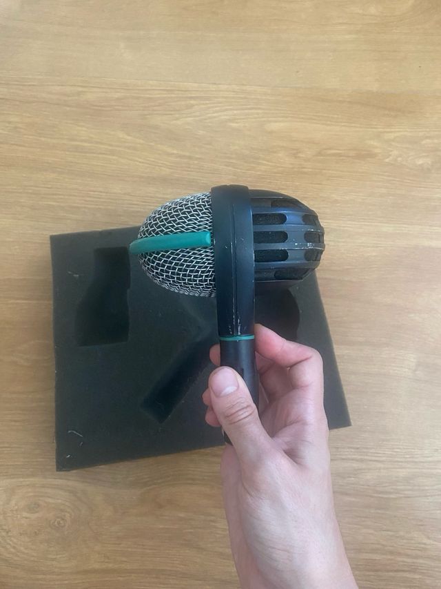 AKG D112 - Micrófono