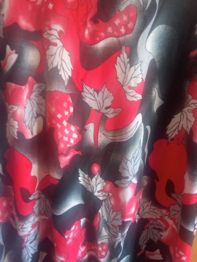 Blusa roja y negra estampada