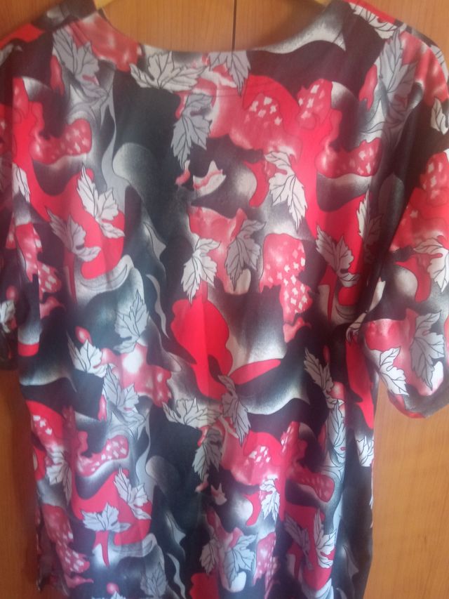 Blusa roja y negra estampada