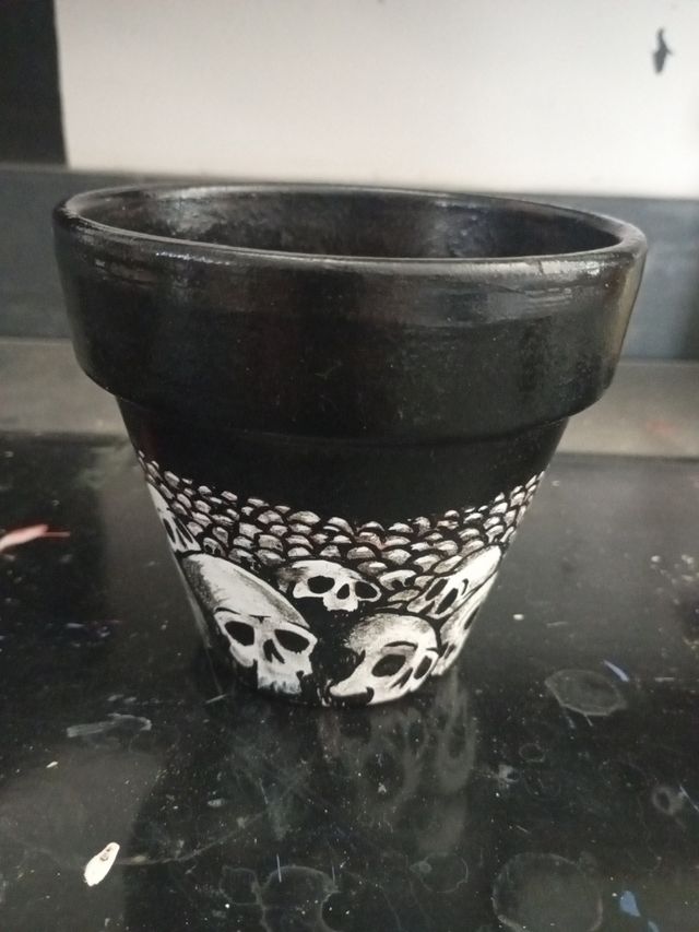 Vaso terracotta decorato teschi