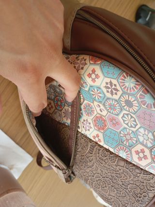 Mochila pequeña beige y marrón