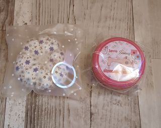 Llavero con flor de patchwork y cajita a estrenar