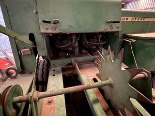 Empacadora John Deere 342 con remolque. Usada.