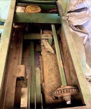 Empacadora John Deere 342 con remolque. Usada.