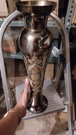 Jarrón metálico dorado y plateado
