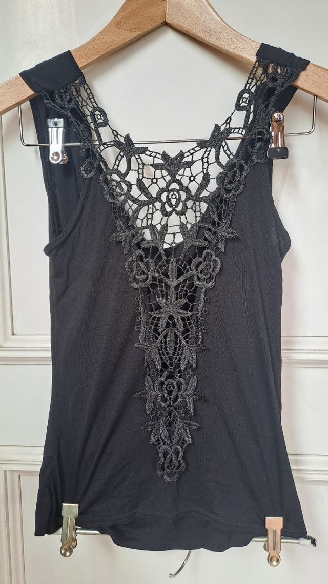 Blusa negra c/ detalle guipur