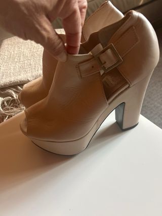 Zapatos plataforma nude. Marca “un paso más”.