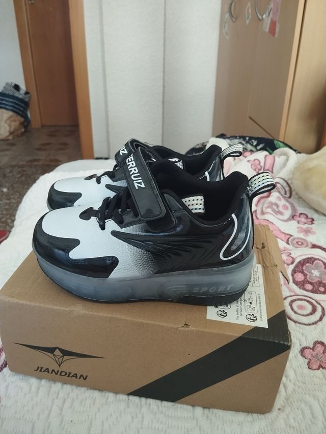 Zapatillas deportivas con ruedas
Talla 31.