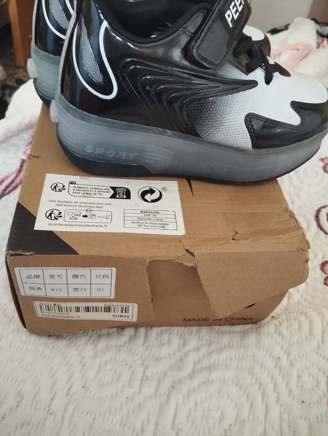 Zapatillas deportivas con ruedas
Talla 31.