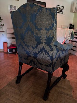 Sillón antiguo de madera y tela