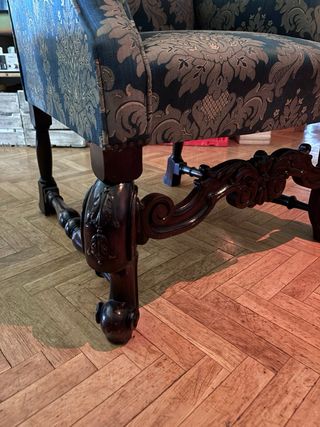Sillón antiguo de madera y tela