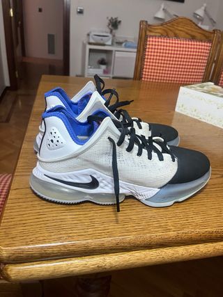 Nike LeBron 19 Low - Blancas y Negras