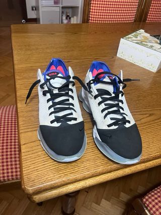 Nike LeBron 19 Low - Blancas y Negras