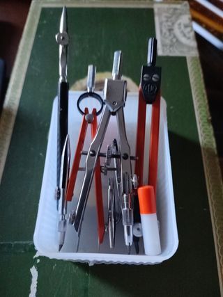 Compás, tiralíneas y accesorios