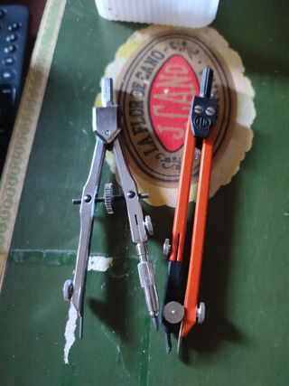 Compás, tiralíneas y accesorios