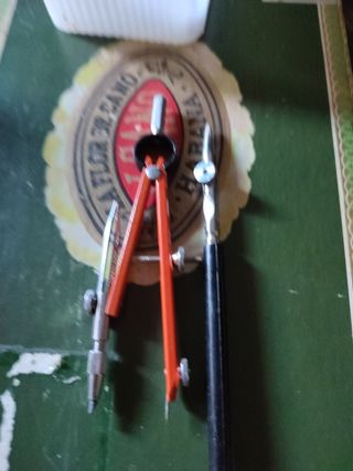 Compás, tiralíneas y accesorios