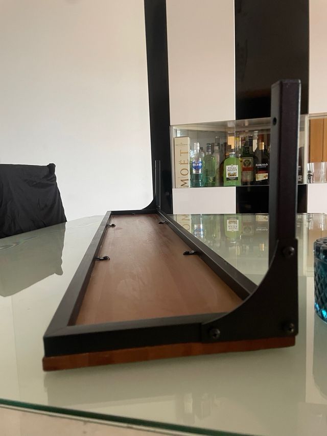 Estante madera y metal negro