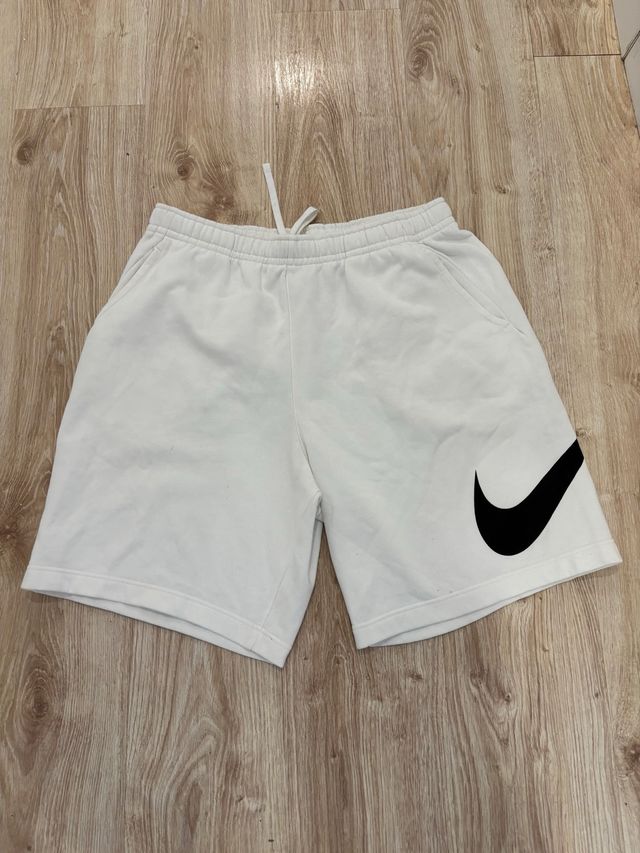 Shorts Nike Swoosh blancos