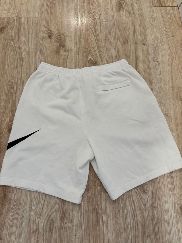 Shorts Nike Swoosh blancos