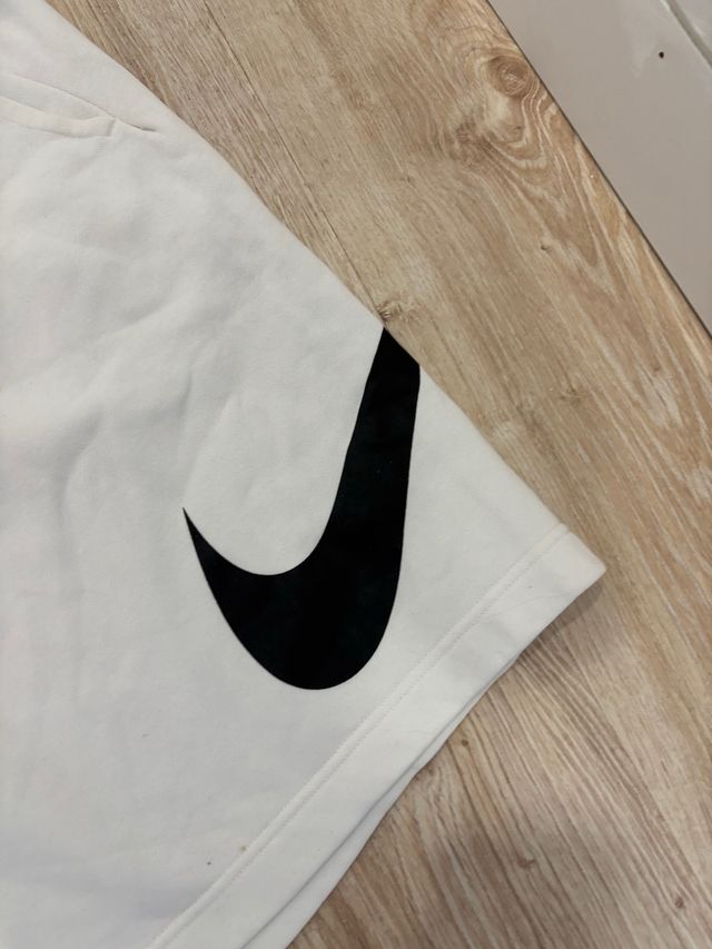 Shorts Nike Swoosh blancos