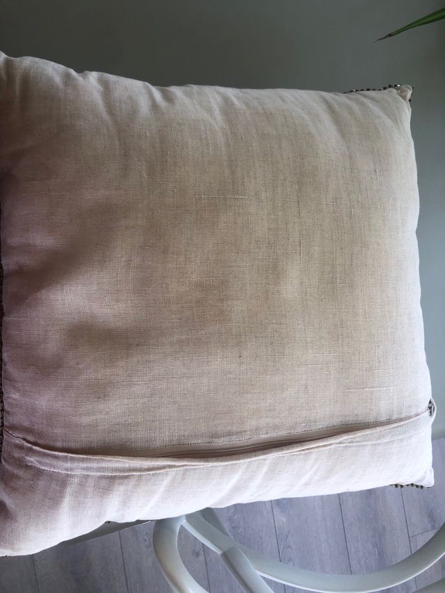 Cojín decorativo con pedrería - Beige y dorado