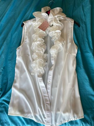 Blusa blanca con volantes