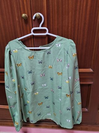 Blusa manga larga estampada mariposas