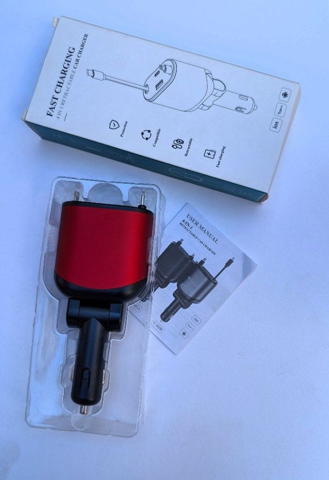 Nuovissimo. Caricabatteria da Auto,cavi Retrattili