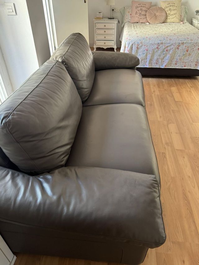 Sofá de cuero marrón