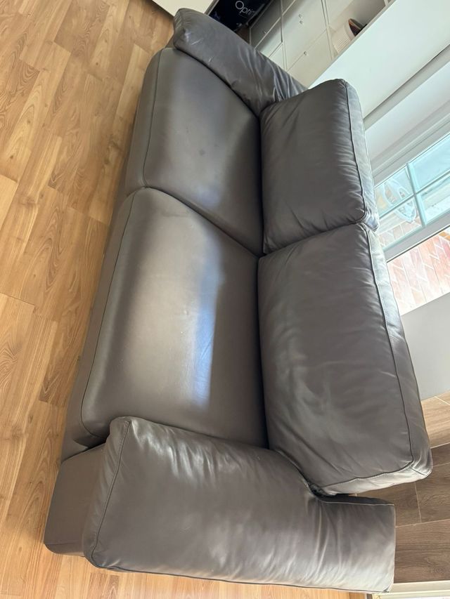 Sofá de cuero marrón