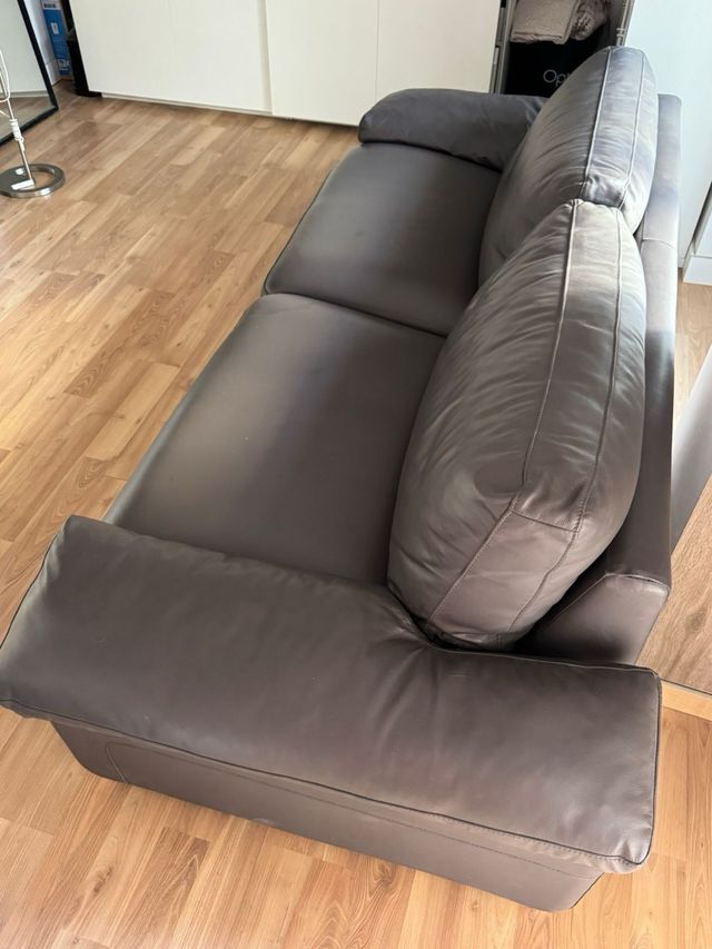 Sofá de cuero marrón