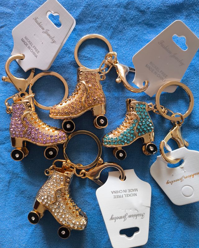 3 llaveros forma patín brillantes