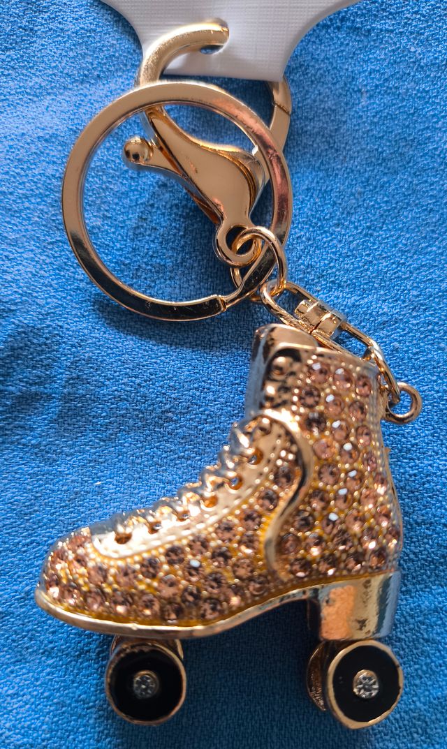 3 llaveros forma patín brillantes
