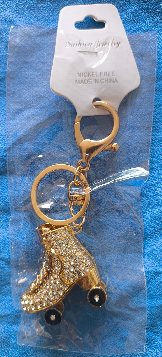 3 llaveros forma patín brillantes