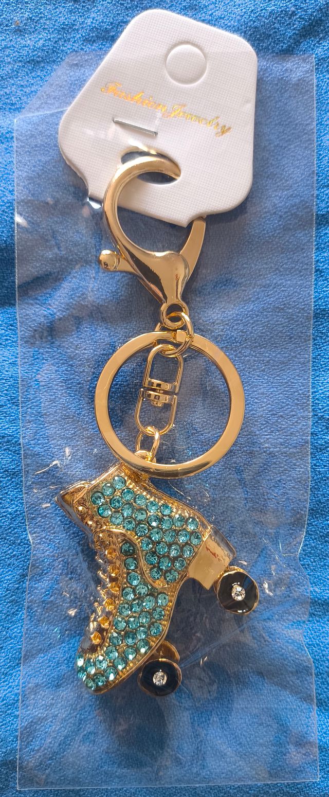 3 llaveros forma patín brillantes