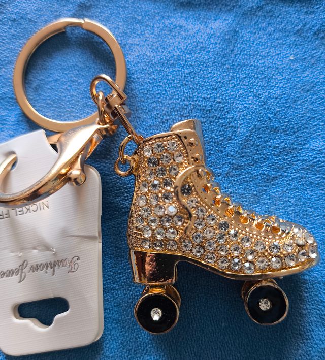 3 llaveros forma patín brillantes
