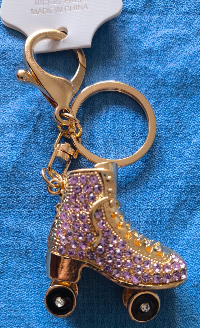 3 llaveros forma patín brillantes