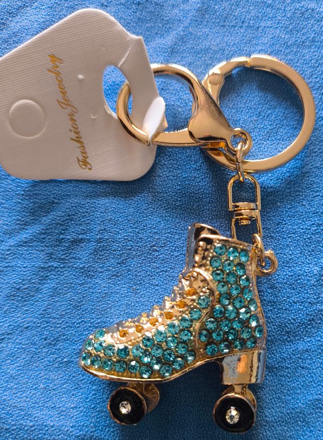 3 llaveros forma patín brillantes
