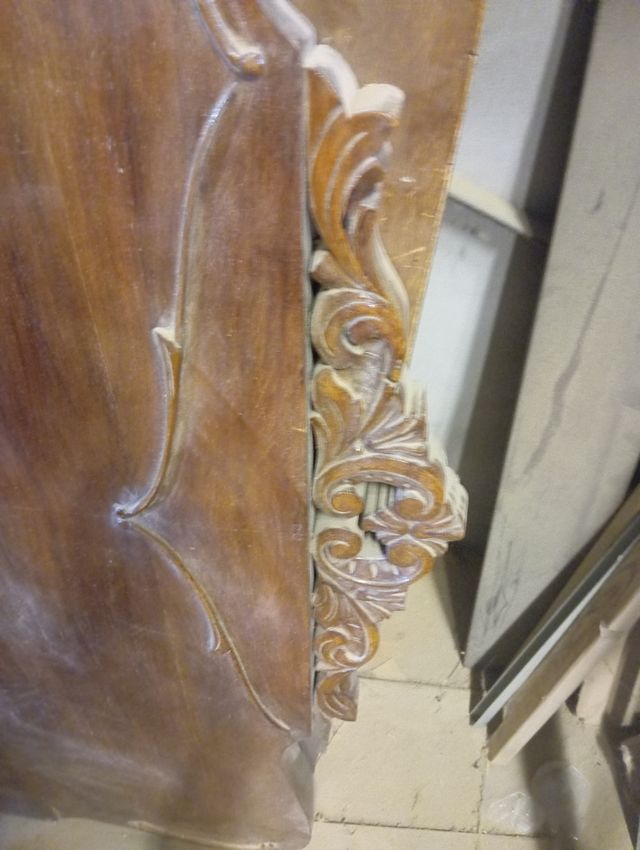 Cama antigua de madera, contrachapado y talla.