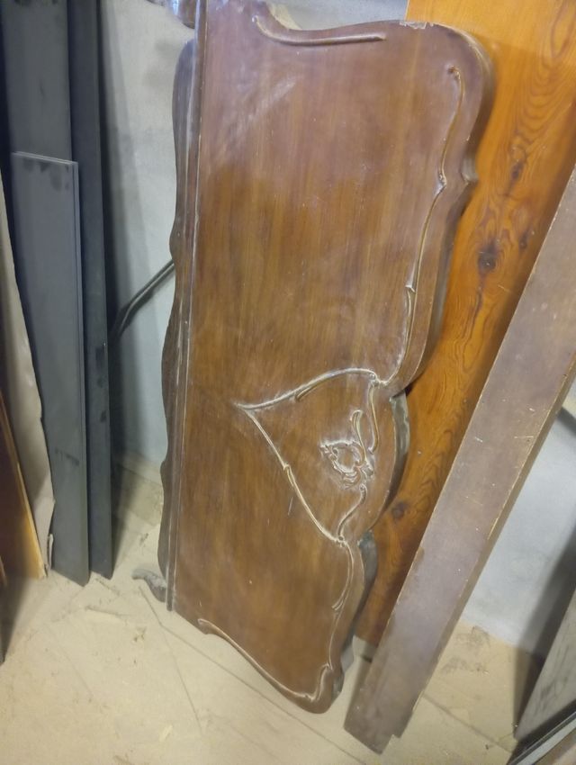 Cama antigua de madera, contrachapado y talla.