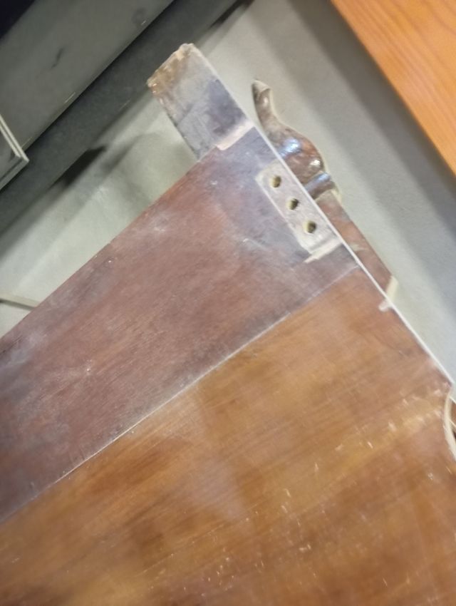 Cama antigua de madera, contrachapado y talla.