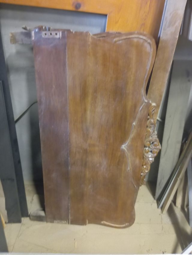 Cama antigua de madera, contrachapado y talla.