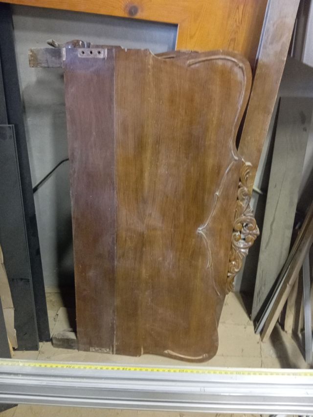 Cama antigua de madera, contrachapado y talla.