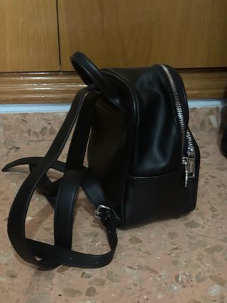 Mochila negra con perlas