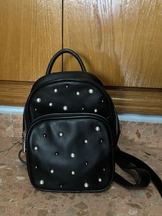 Mochila negra con perlas